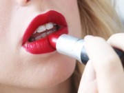 Tin tức - Thường xuyên tô son môi đậm, nữ MC phải nhập viện điều trị vì nhiễm độc chì
