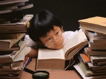 Cháu bé mắc hội chứng sợ bẩn, tắm hàng chục lần một ngày vì sai lầm của bố mẹ