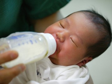 Sữa mẹ tốt thật đấy nhưng nếu đi xin thì mẹ cần phải biết những điều này!