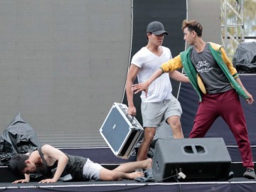 Hiếu Nguyễn đội mũ, Kim Tuyến đeo khẩu trang luyện tập giữa trời nắng như thiêu đốt