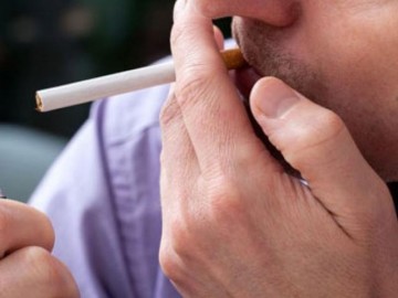 Cha mẹ hút thuốc lá, con dễ bị ung thư máu