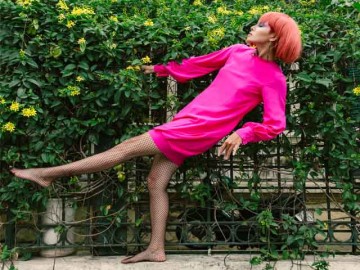 Người mẫu buông giày, vắt vẻo tạo dáng trên ... hàng rào