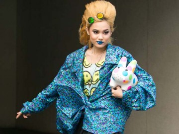 Nấm lùn Fung La môi xanh, tóc sư tử đại náo đường phố