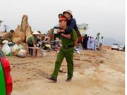 Tin tức - Đẹp như hình ảnh chiến sỹ công an cõng người tàn tật leo dốc 100 mét lên chùa