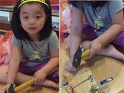 Clip Eva - Video: Con gái MC Minh Trang mới 4 tuổi đã tự đóng đinh bằng búa