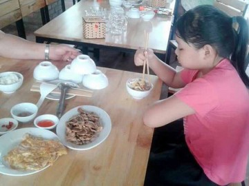 Cho con đi biển, bố xách theo mì tôm, rau cải để ăn vì không có tiền