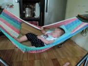 Làm mẹ - Đặt con nằm võng đung đưa lên cao để dỗ con nín khóc, người cha ân hận suốt đời