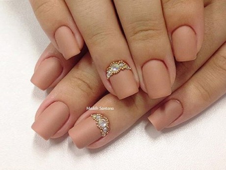 Nếu là một cô nàng sành điệu, chắc chắn không thể bỏ qua 5 mẫu nail hot nhất 2017 này