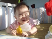 Làm mẹ - Chuyên gia chỉ cách tắm nắng cho trẻ sơ sinh giúp hấp thụ vitamin D mà không hại da