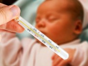 Làm mẹ - Bác sĩ Nhi khoa hướng dẫn cách sơ cứu trẻ bị sốt lên cơn co giật