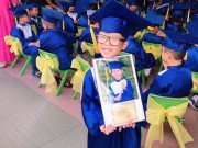 Làm mẹ - Khoe ảnh con trai nhận bằng tốt nghiệp, bà xã Lý Hải viết những dòng chia sẻ xúc động