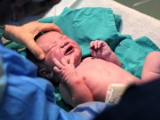 Bà bầu - Chuyện hi hữu về những em bé chọn nơi sinh theo cách chẳng giống ai