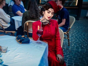 Cô gái đẹp nhất The Face dắt cún đi dạo ở Rome