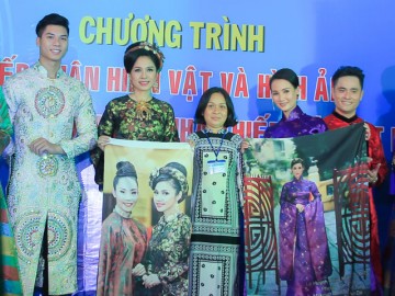 Diễn viên Việt Trinh, quý bà Sương Đặng trao kỷ vật cho Bảo tàng phụ nữ Nam Bộ