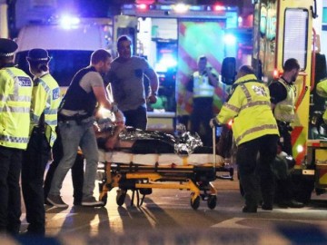 Xe tải lao vào người đi bộ ở London, ít nhất 7 người thiệt mạng