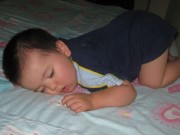 Làm mẹ - Hóa giải nguyên nhân vì sao 90% trẻ nhỏ thích nằm ngủ úp bụng, sấp mặt