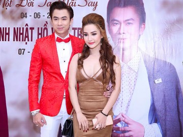 Hồ Việt Trung lần đầu khoe bạn gái hot girl trong tiệc tri ân hoành tráng từ 2h chiều đến 9h tối