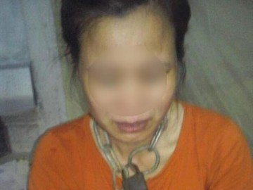 Chồng dùng dây xích cổ vợ như thời trung cổ, vặn gãy tay con trai khiến dư luận phẫn nộ