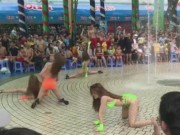 Tin tức - 4 cô gái mặc bikini nhảy phản cảm trước mặt trẻ nhỏ trong công viên nước Đầm Sen