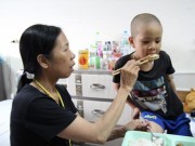 Tin tức - Xót thương cảnh mẹ đơn thân mắc ung thư di căn chật vật chăm con bị ung thư máu