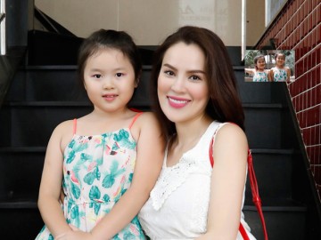 Thích thú với vẻ đáng yêu, tinh nghịch của 2 con gái sinh đôi nhà Á hậu Phương Lê