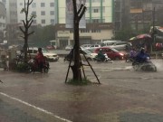 Tin tức - Hà Nội mưa như trút kèm sấm sét vang trời, nhiều tuyến đường ngập sâu trong nước
