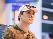 Giải trí - Trở về Việt Nam giữa đêm, Châu Khải Phong vẫn điển trai, bảnh bao ngời ngời giữa sân bay