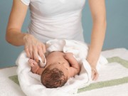 Làm mẹ - 7 bước cơ bản nhưng CHUẨN NHẤT khi tắm cho trẻ sơ sinh