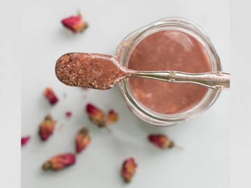 Đừng vội bỏ đi lọ hoa hồng đã héo, hãy biến chúng thành mặt nạ dưỡng da siêu đã