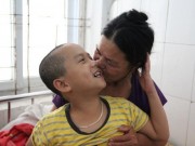 Tin tức - Rơi nước mắt với hành trình 2 năm bà nội đi tìm sự sống cho cháu bị chết não do đuối nước