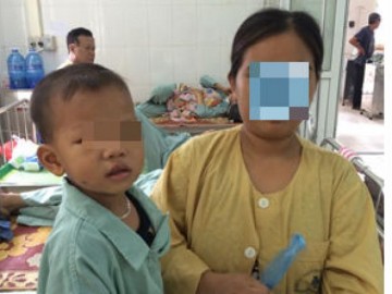 Mẹ lơ là không để ý, bé trai 3 tuổi bị kéo đâm ngập lỗ tai