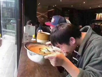 Cho  ăn thỏa thuê và điều các khách hàng làm khiến cửa hàng khóc thét