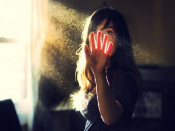 Thà một mình cô đơn còn hơn vùng vẫy bên ai đó mà vẫn thấy mình cô đơn