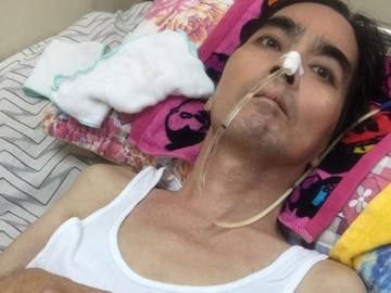 Diễn viên Nguyễn Hoàng tỉnh táo nắm tay bạn bè dù không nói nên lời