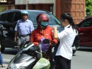 Tin tức - Hình ảnh xúc động về 'cuộc chiến' ở cổng trường của các phụ huynh