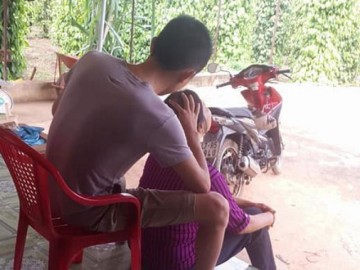 Ảnh hot mạng xã hội: Chị em tròn xoe mắt với chàng rể ngồi nhổ tóc bạc cho mẹ vợ