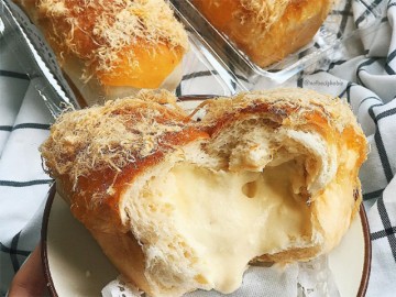 Hết thời bông lan trứng muối rồi, bánh mì phô mai chảy mới là món ăn gây bão hè 2017