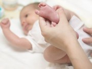 Làm mẹ - Khi trẻ sơ sinh bị sốt nên làm gì để con khỏi bệnh, mẹ yên tâm?