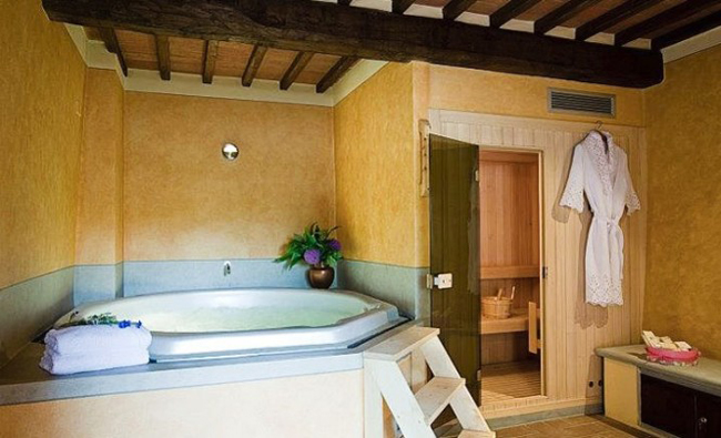 Phòng tắm với sắc màu giản dị mà ấm cúng, dầm trần nhà bằng gỗ mang phong cách Tuscan.