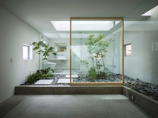Giao hòa cùng thiên nhiên, đem giếng trời vào không gian tắm, dưới sân rải đá... không gian này phảng phất phong cách của Nhật Bản.