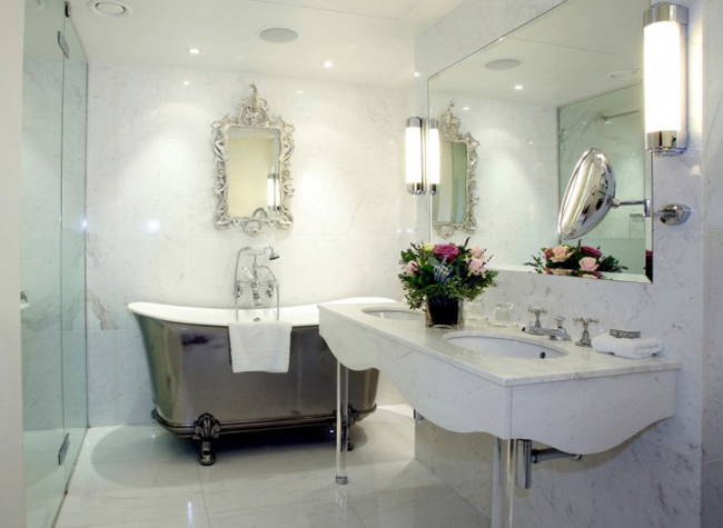 Một phòng tắm đầy tinh tế và sang trọng với nội thất tráng bạc tại Trung Quốc.