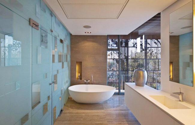 Ngay cả phòng tắm cũng có sự kết nối thú vị với thiên nhiên qua tường kính trong suốt.