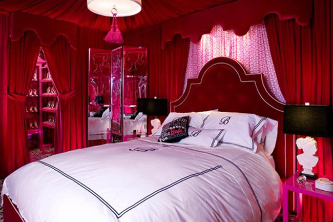 Phòng ngủ đỏ phong cách... công chúa.