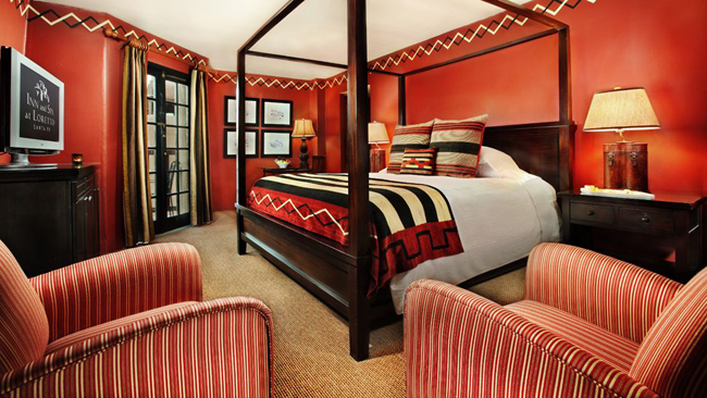  Bạn có thể sơn tường đỏ, sử dụng rèm cửa, khăn trải giường, gối, nội thất với sắc màu này.
