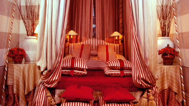 Khoa học đã chứng mình, phòng ngủ màu đỏ mang lại cảm giác rạo rực mê đắm hơn cho những cuộc ái ân của các cặp tình nhân.