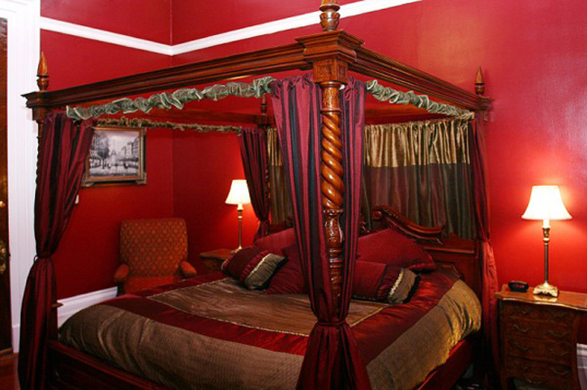 Thử tưởng tượng xem, được ái ân mặn nồng trong một căn phòng toàn màu đỏ rạo rực thế này, thật tuyệt phải không?