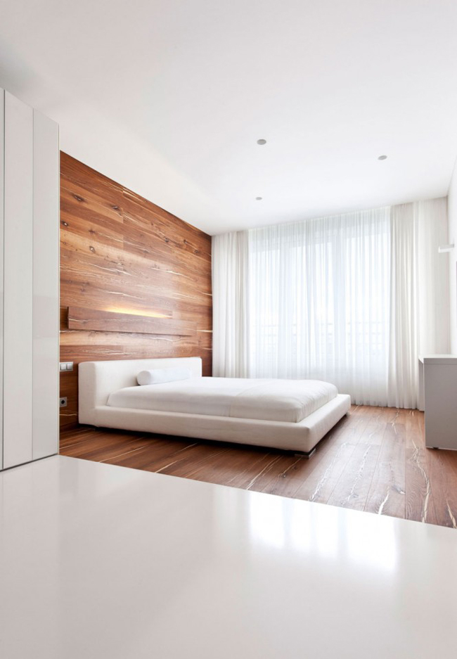 Không gian phòng ngủ đầy quyến rũ cũng với sự kết hợp của sắc trắng cùng chất liệu gỗ. Mọi thứ trông nhẹ nhàng, thanh thản, rộng rãi mà đầy tinh tế. Đó là ưu điểm của việc không bày nhiều đồ đạc.