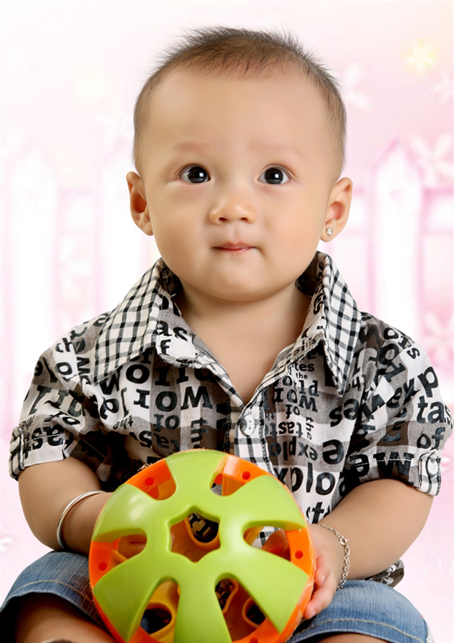 Cậu bé cực dễ thương, đáng yêu này có tên là Nguyễn Hoàng Thiên Minh. Sinh ngày 27/1/2012, bây giờ Thiên Minh mới có gần 8 tháng tuổi thôi nhé!