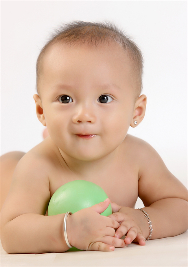 Cậu bé cực dễ thương, đáng yêu này có tên là Nguyễn Hoàng Thiên Minh. Sinh ngày 27/1/2012, bây giờ Thiên Minh mới có gần 8 tháng tuổi thôi nhé!