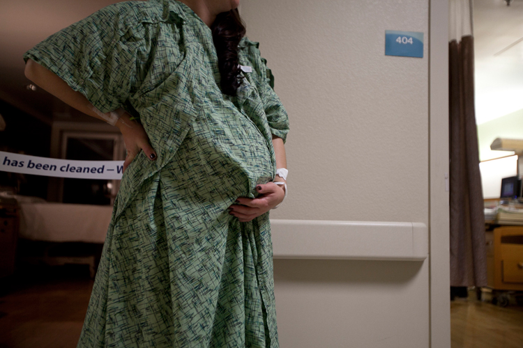 Sau khi nhập viện, Lisa được mặc toàn bộ đồ của bệnh viện với chiếc váy áo rộng để thuận lợi nhất cho quá trình sinh nở.
